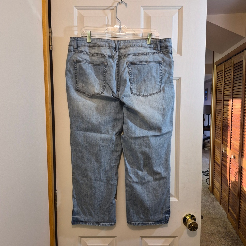 Coldwater Creek Womens Size 16 Light Wash Blue Cropped Denim Jeans Straight Leg - Picture 2 of 3